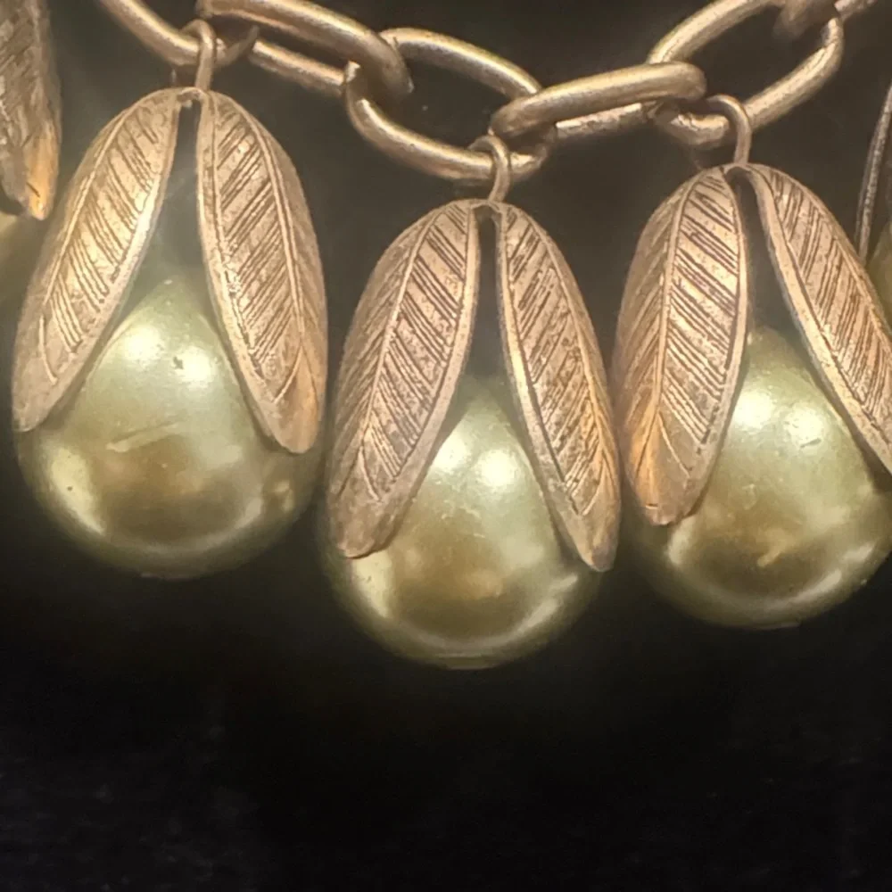 Vintage Gold Tone Leaf & Olive Green Teardrop Statement Necklace